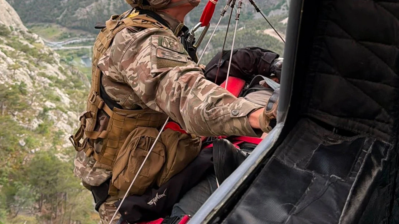 Dağ yürüyüşü sırasında kaybolan şahıs helikopterle kurtarıldı