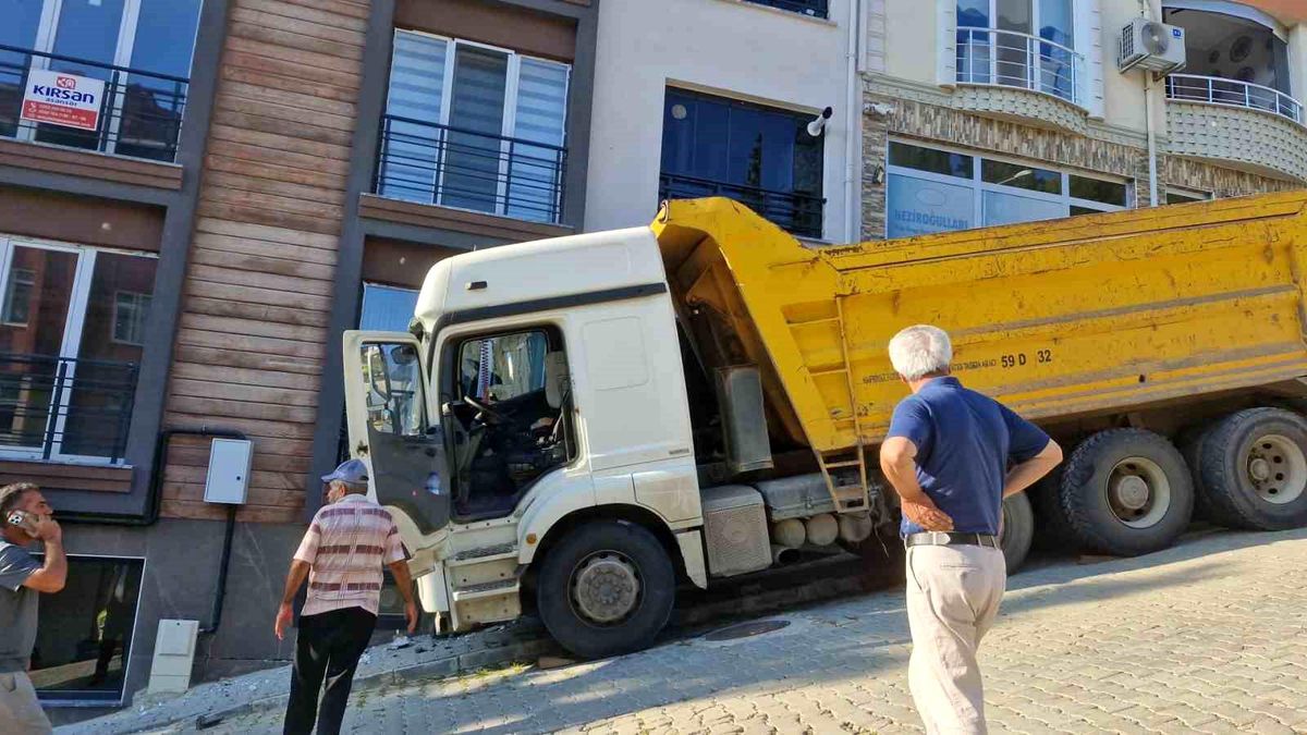 Freni boşalan kamyon eve çarptı: Mahalle sakinleri deprem oluyor sandı