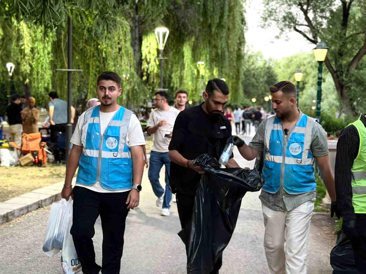 AK Gençlerin Kanlıkavak'ta temizlik mesaisi