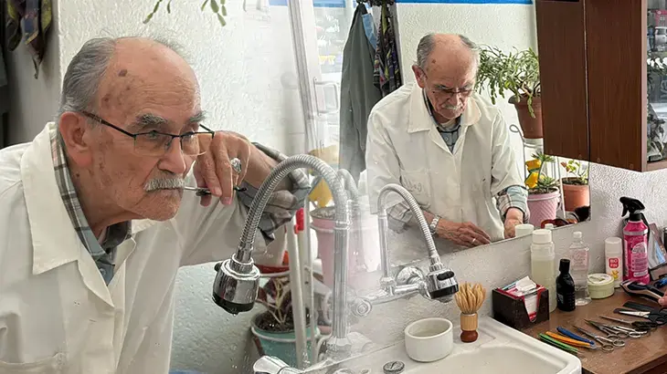 Dükkanına kısa pantolonla gelenler dede oldu: 71 yıldır aynı saatte açarım