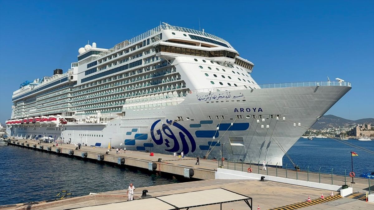 Bodrum'a "Aroya" adlı kruvaziyer 2 bin 360 turistle geldi