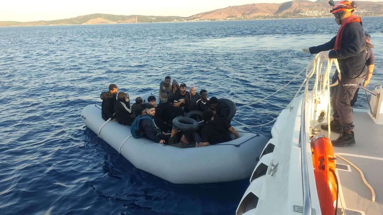 Sahil Güvenlik radarına yakalandılar: İzmir'de 65 göçmen operasyonu