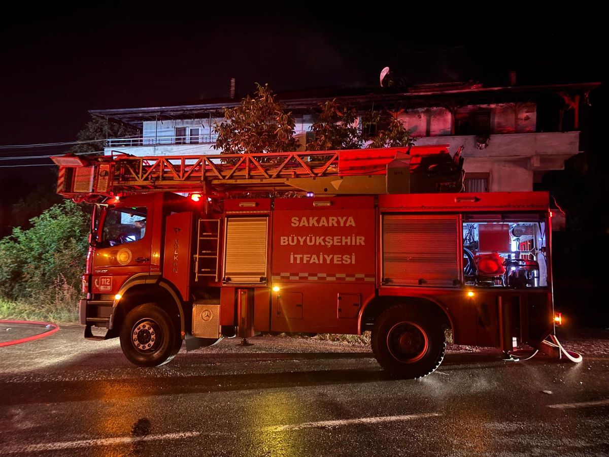 Sakarya'da iki katlı evde yangın