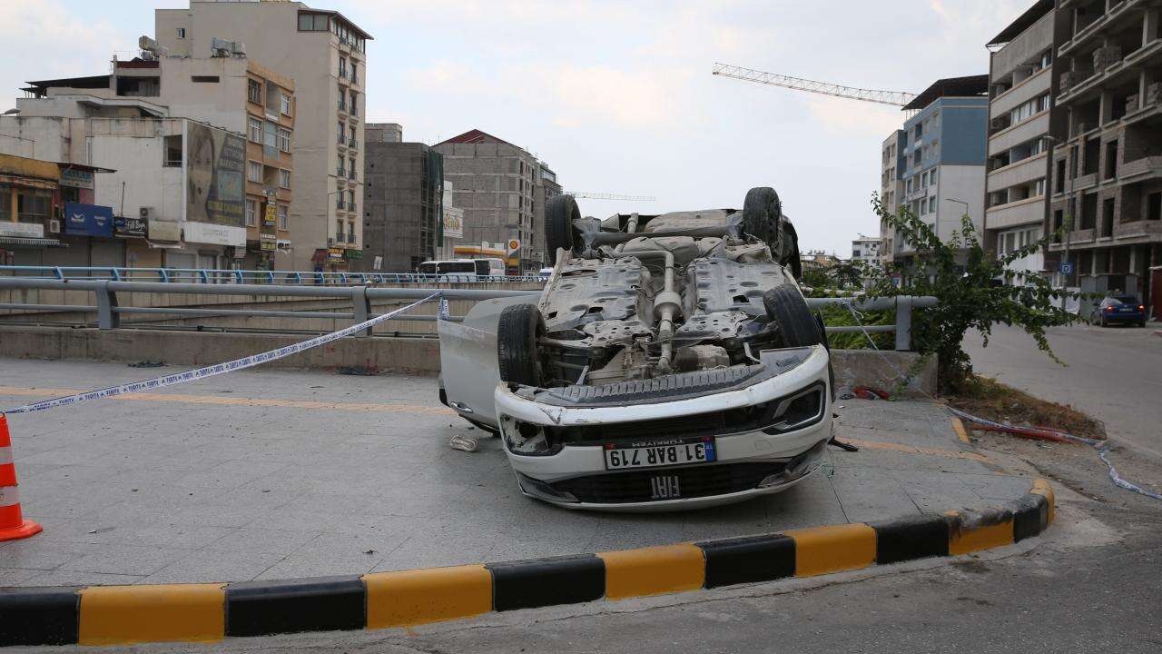 Hatay'da otomobil devrildi: 2 ölü