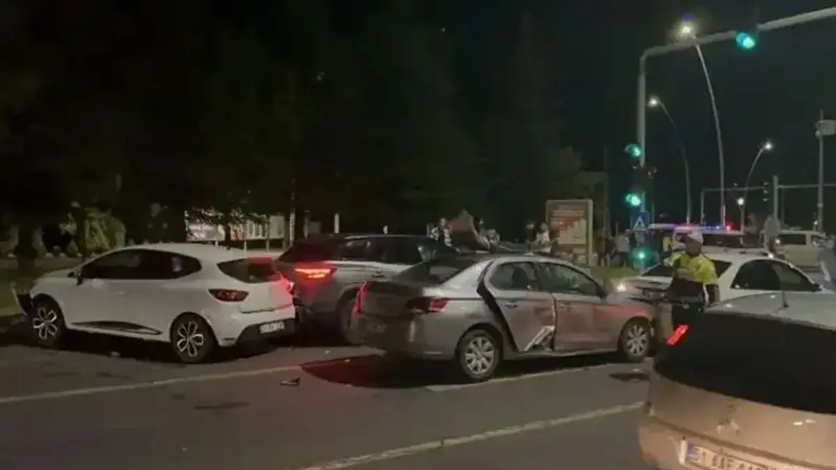 Niğde'de 5 aracın karıştığı zincirleme kaza! Yaralılar var