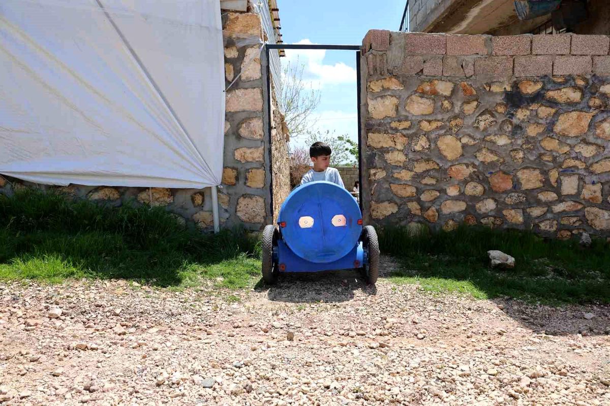 Oğlunun dışarı çıkamamasına üzülen baba, çözümü atık malzemelerle yaptığı paletli arabada buldu