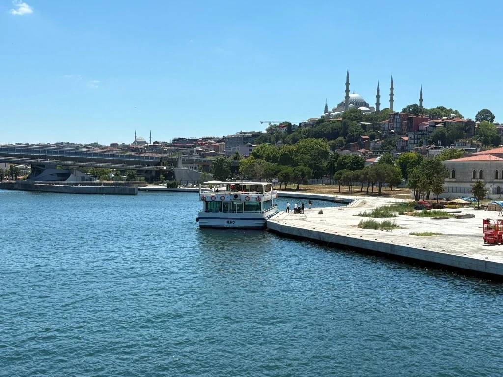 Haliç’te tur teknesi köprü ayağına çarptı! Personel denize düştü