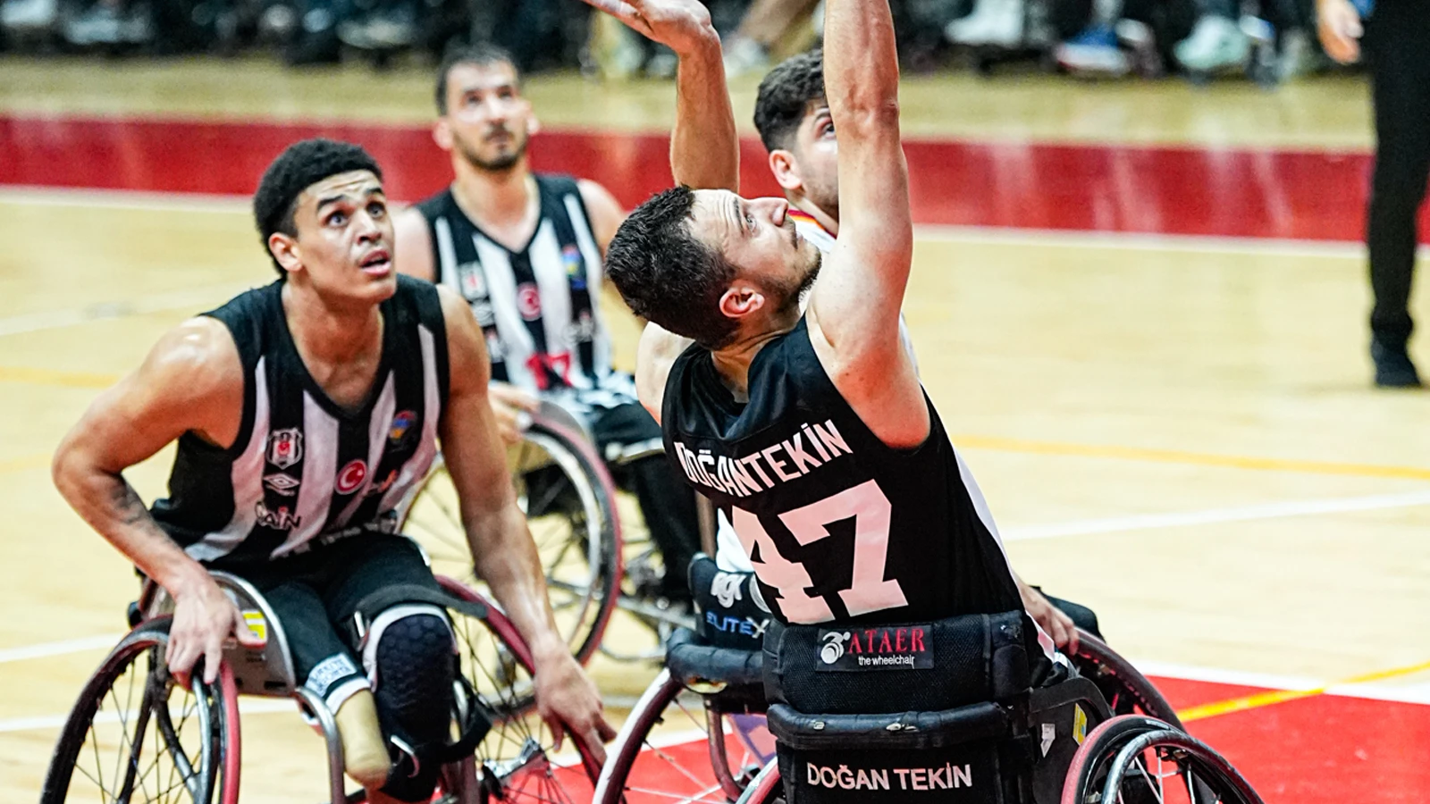 Beşiktaş, Galatasaray'ı yenerek finale yükseldi