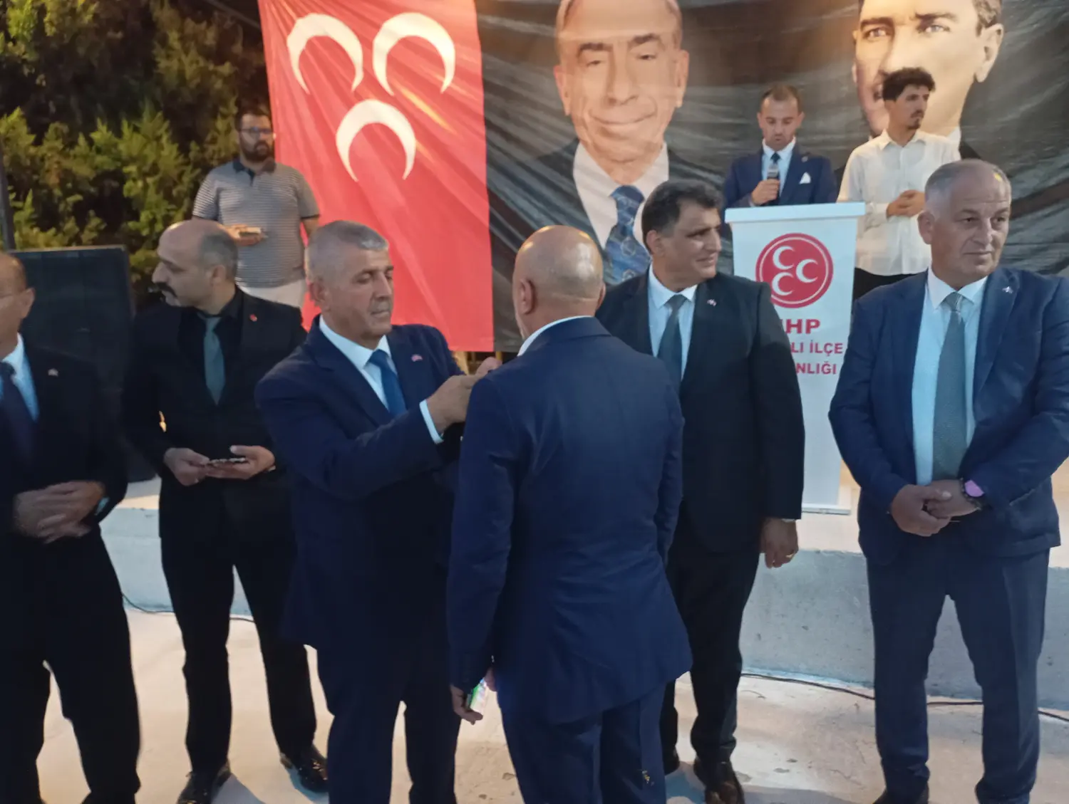 İzmir'de MHP'ye katılan 350 kişiye rozet takıldı