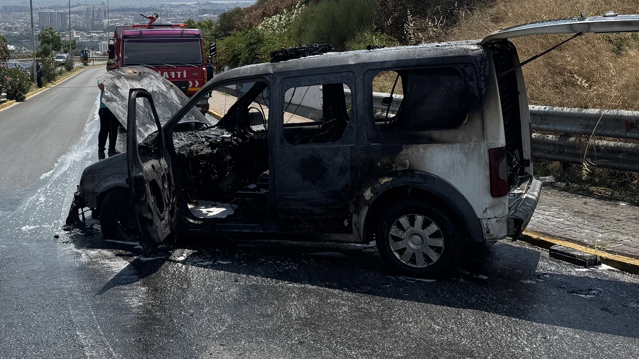 Aydın'da seyir halindeki polis aracı alev alev yandı