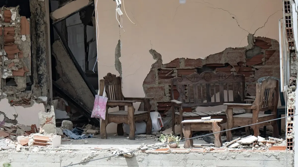 Enkazdan 32 saat sonra kurtarıldı: Ketçap yiyerek hayatta kalmış