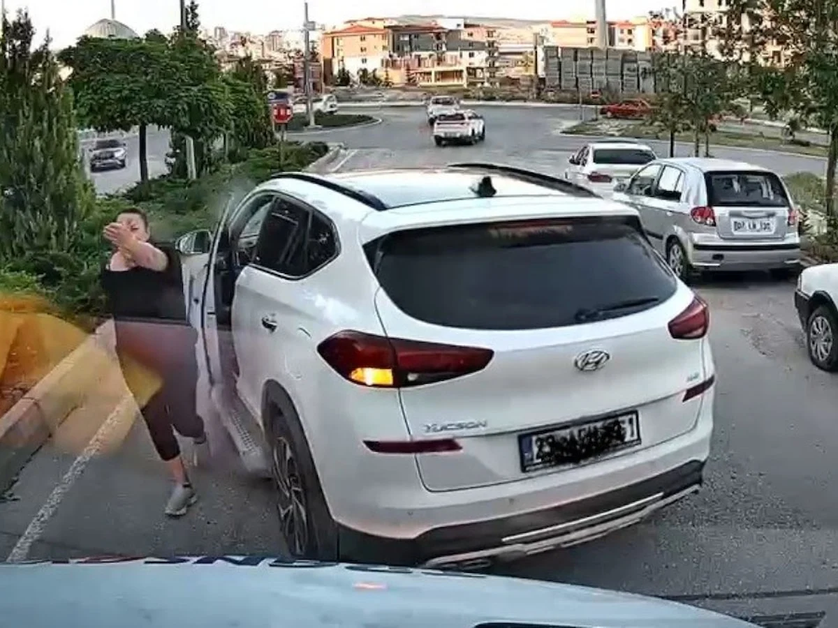 Elazığ'da trafikte korna tartışması: Yolu kesip araçtan indi