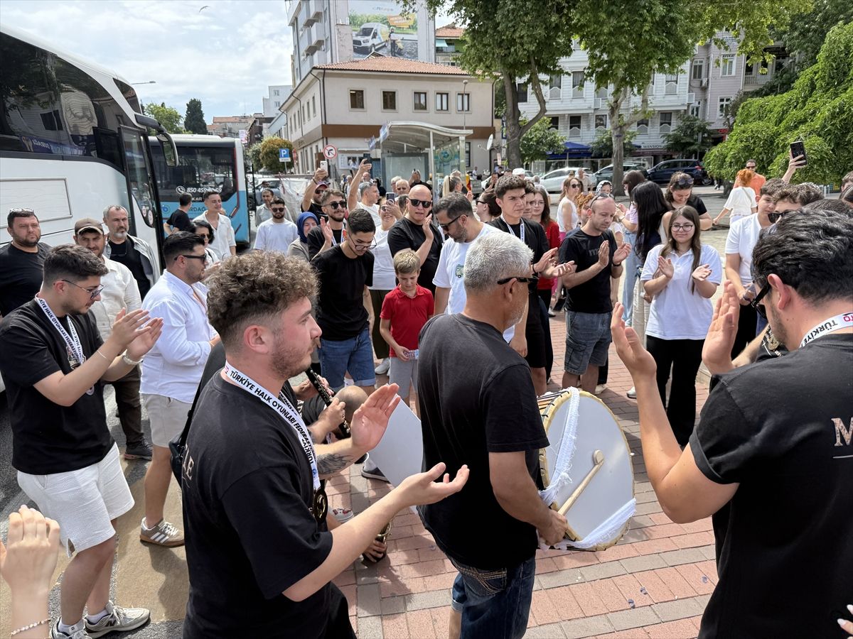 Türkiye şampiyonu halk oyunları ekibi Tekirdağ'da davul zurnayla karşılandı