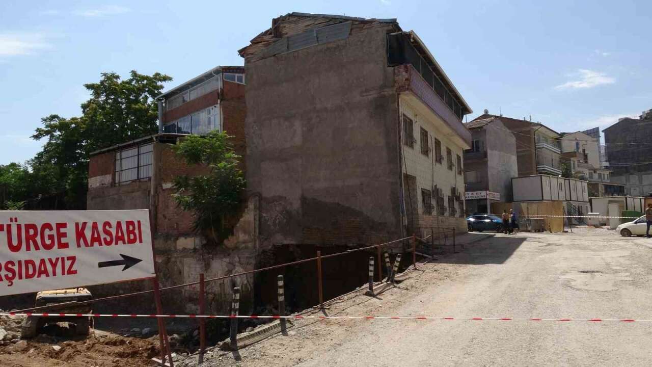 Malatya’da temelinde göçük oluşan apartman tahliye edildi