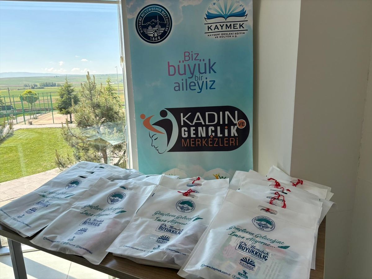 Sarıoğlan'da kursiyer sıfır atık temasıyla yaptıkları ürünleri öğrencilere hediye etti