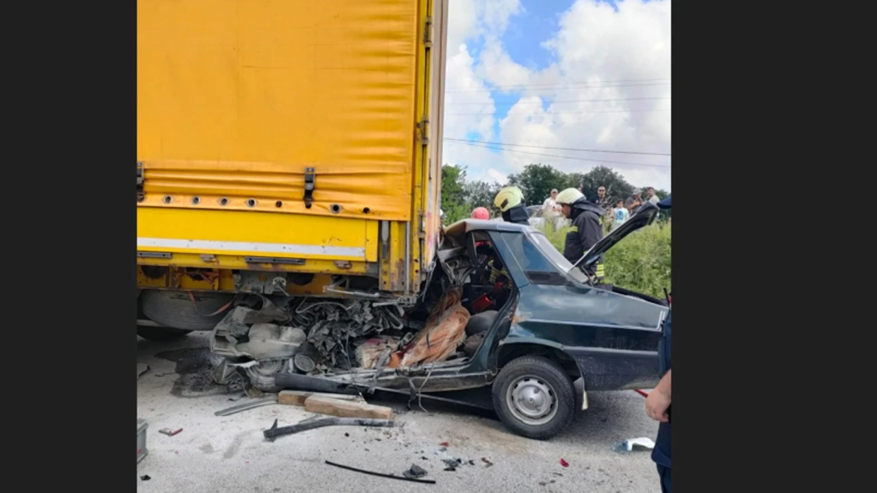 Otomobil TIR’a ok gibi sapladı: Karı-kocayı ölüm bile ayıramadı