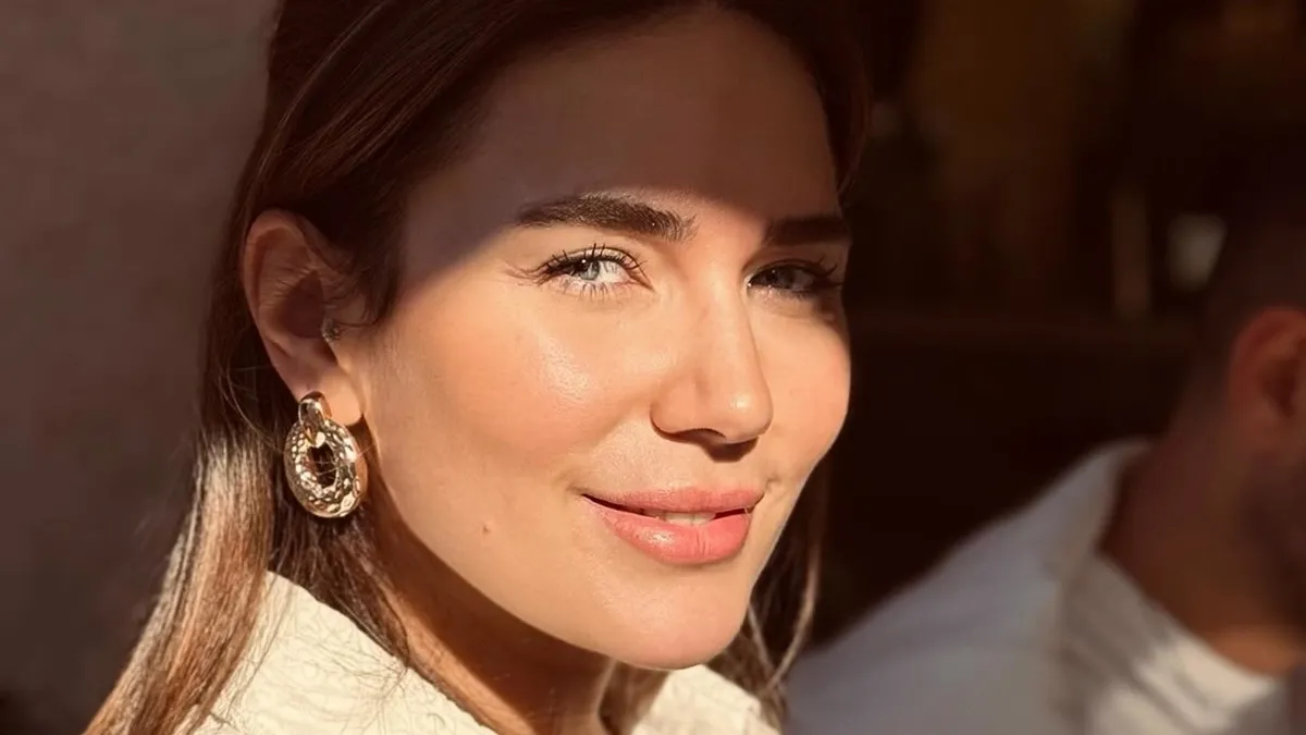 Buse Varol’un annesi doğum günü paylaşımlarında güzelliğiyle dikkat çekti