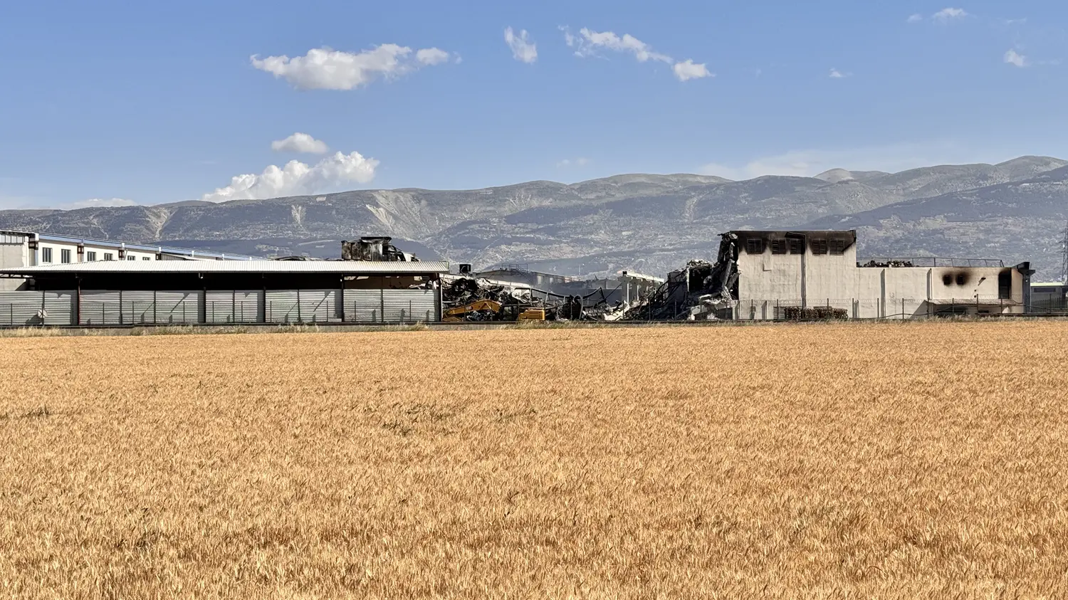 Tekstil fabrikası alevlere teslim oldu! Hasar gün ağarınca ortaya çıktı