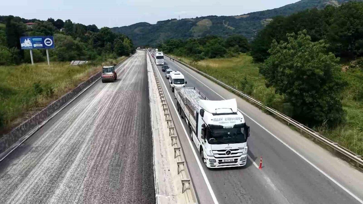 Yalova-Bursa kara yolunda asfaltlama çalışması devam ediyor