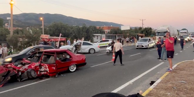 Balıkesir'de iki otomobil çarpıştı: 2 kişi öldü, 3 kişi ağır yaralandı