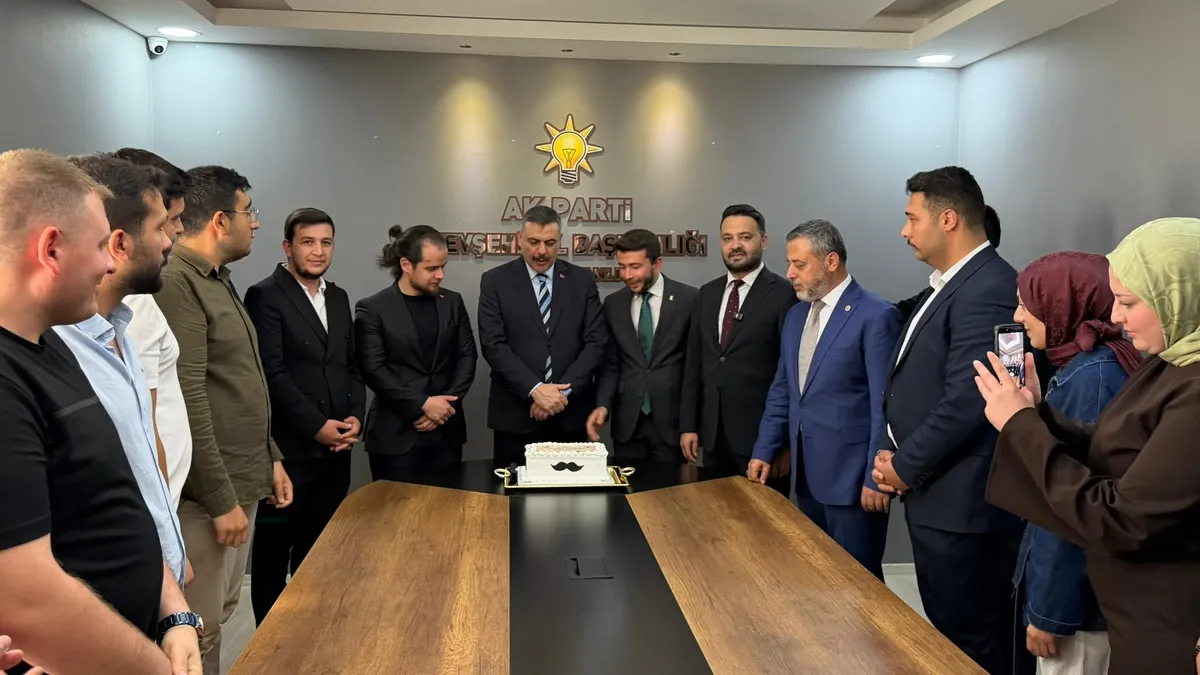 AK Parti Gençlik Kolları’ndan Bakan Çiftçi’ye Babalar Günü sürprizi
