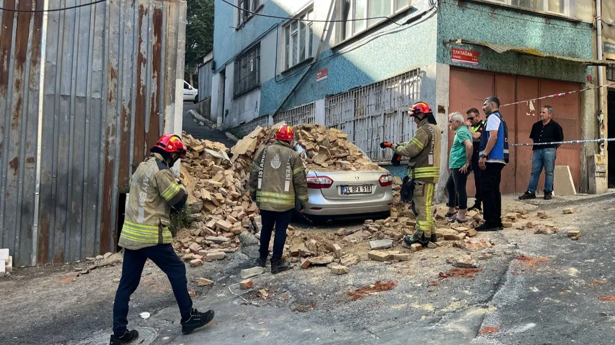 Beyoğlu'nda metruk bina çöktü: Otomobil moloz yığınları altında kaldı