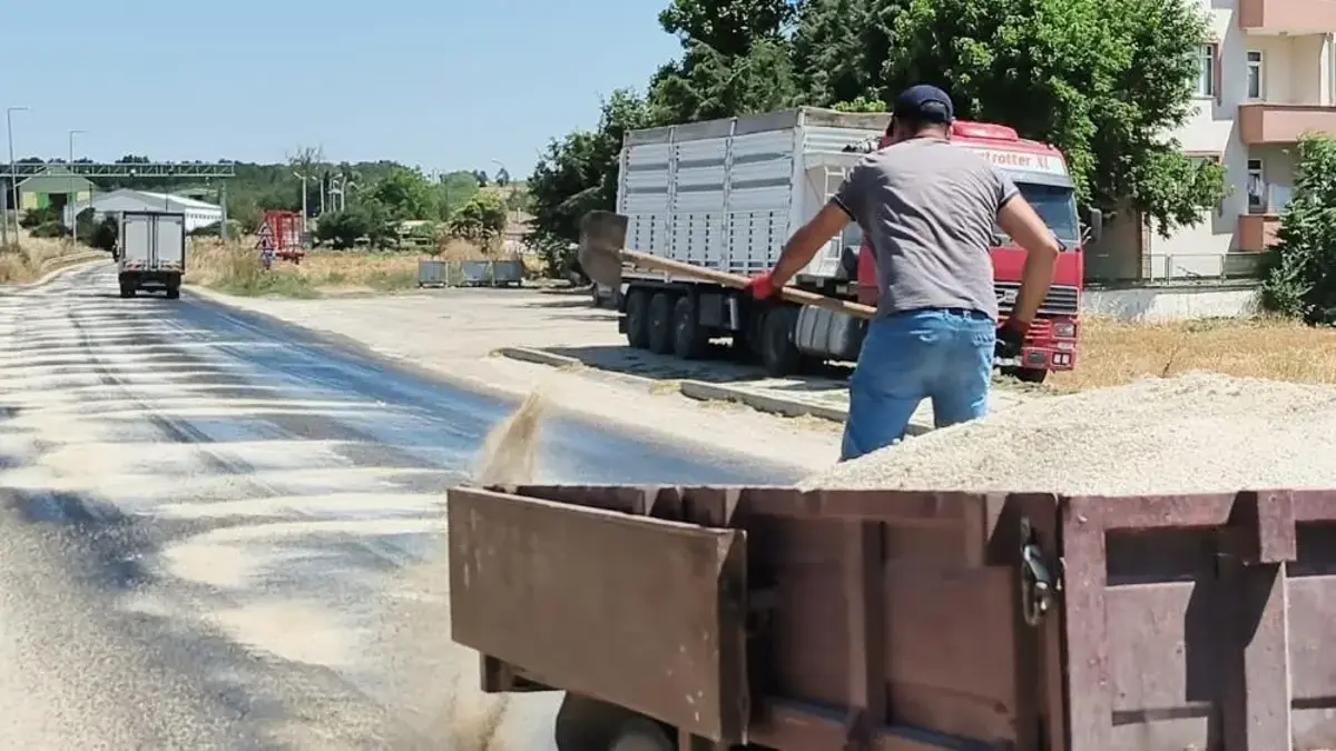 Edirne'de kavurucu sıcaklar asfaltı eritti! Ekipler yola kum serdi