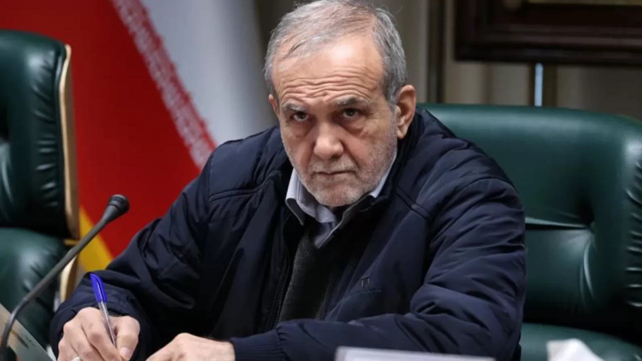 Pezeşkiyan'dan ABD'ye mesaj: 'Toprağımızı ihlal edenlere teslim olmayacağız'