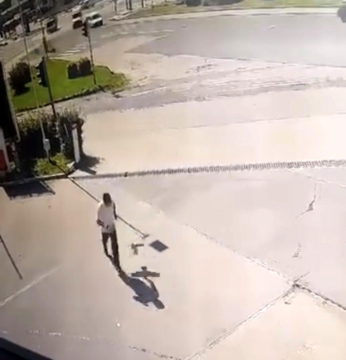 Kargadan kaçarken taklalar attı, o anlar kamerada