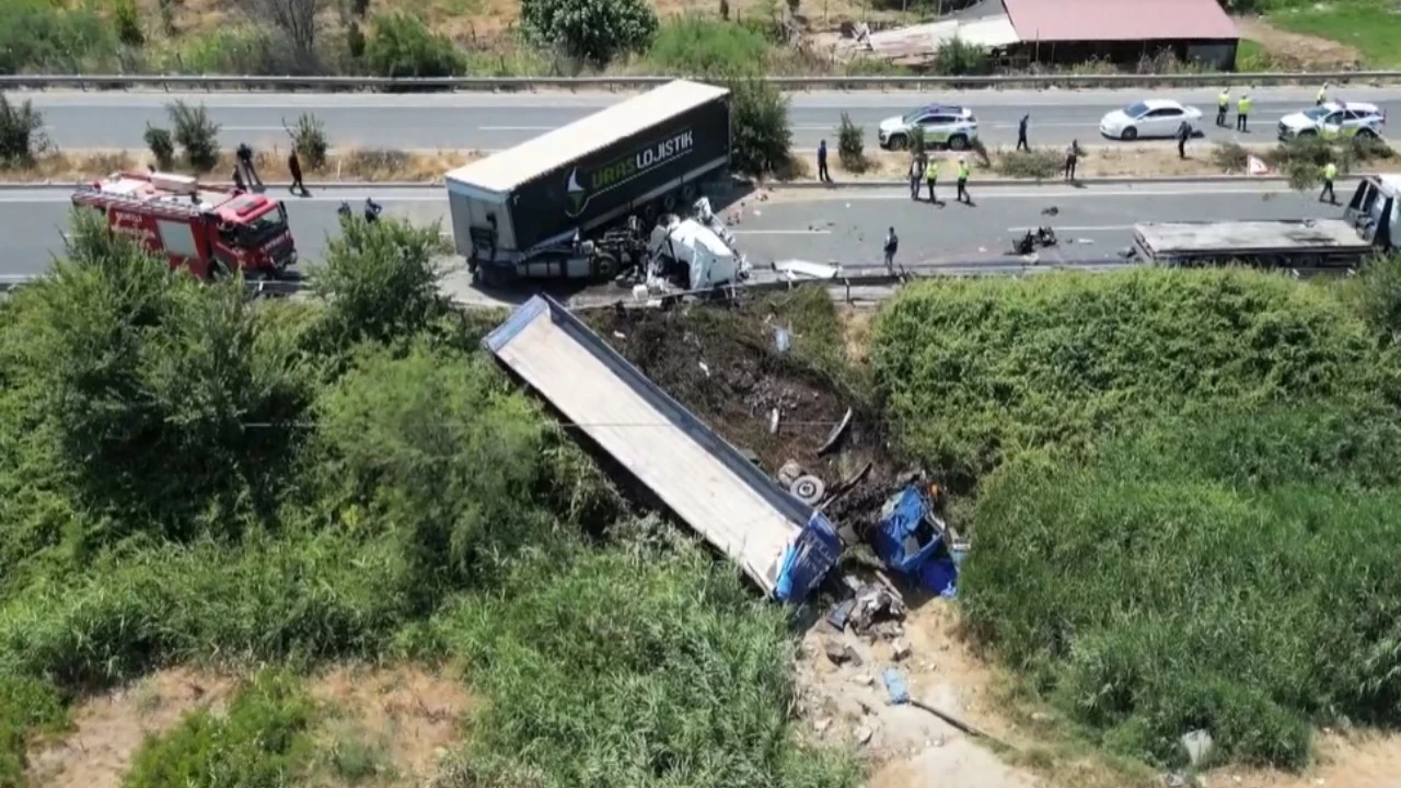 TIR'lar kafa kafaya çarpıştı