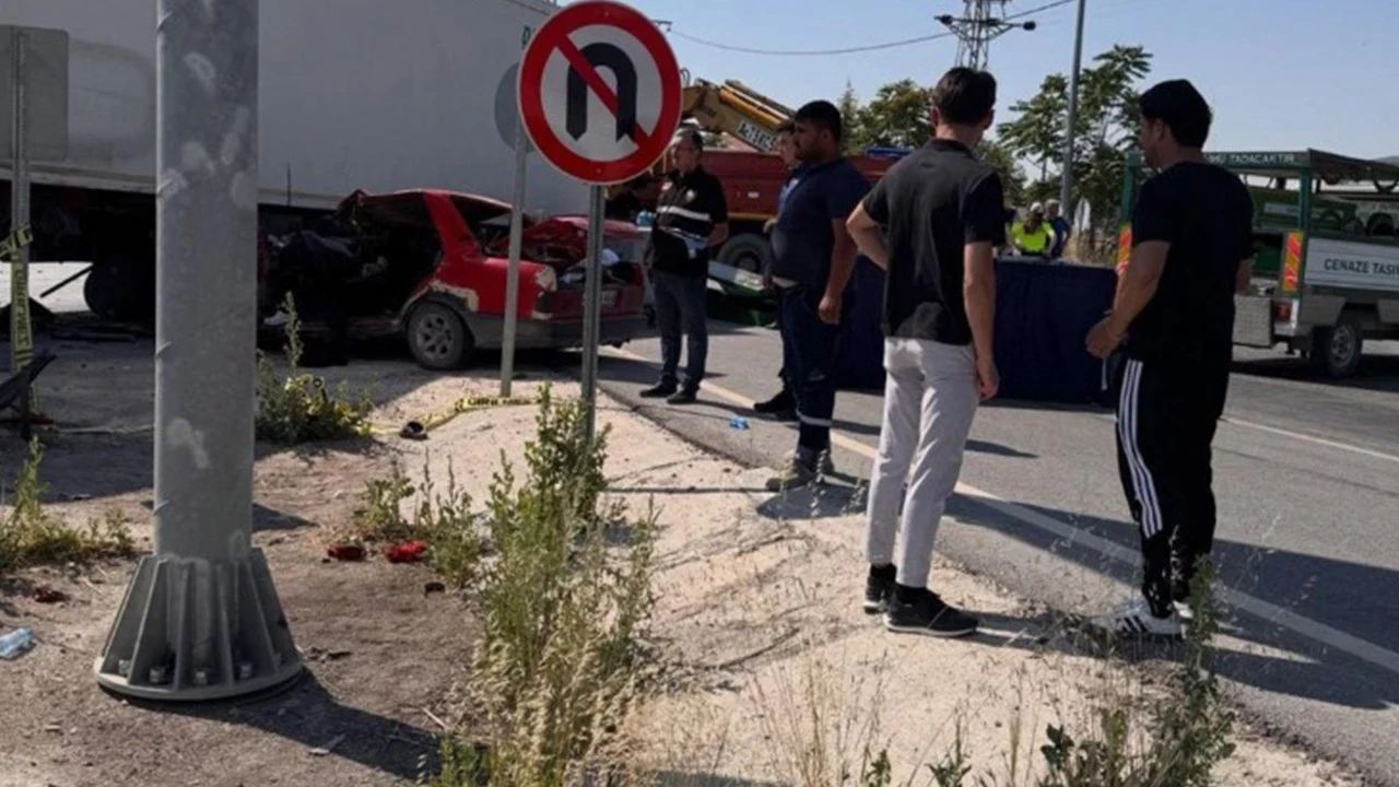 TIR ile otomobil çarpıştı: 2 ölü, 2 yaralı