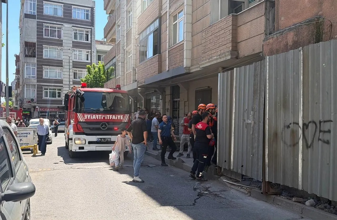 İstanbul'da bina çöktü: Yaralılar var