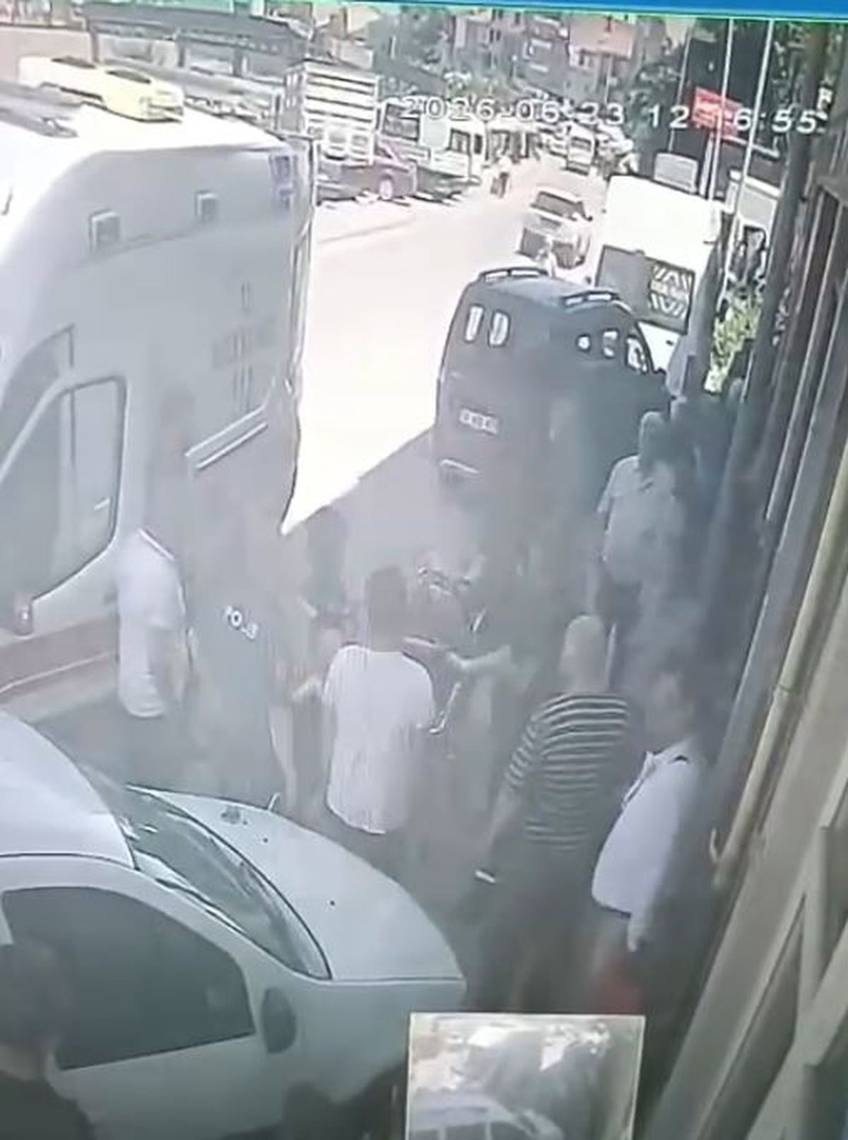 Kaporta ustası tamir etmek istediği otomobilin altında kaldı; o anlar kamerada