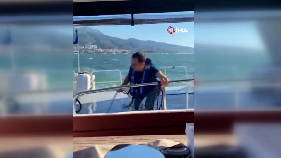 Dümeni Kırılan Tekne Su Almaya Başladı: Deniz Polisi Seferber Oldu