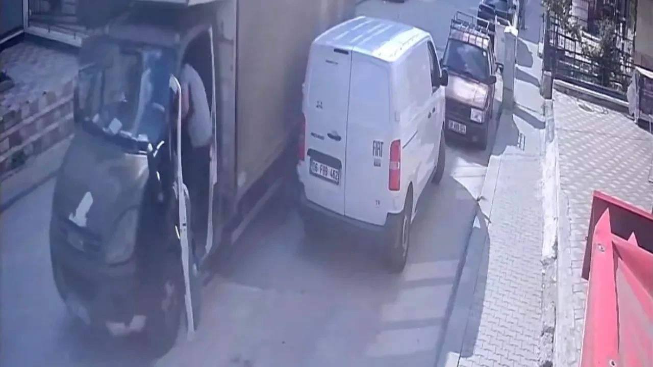 Kontrolden çıkan kamyoneti içine atlayarak durdurdu! O anlar kamerada