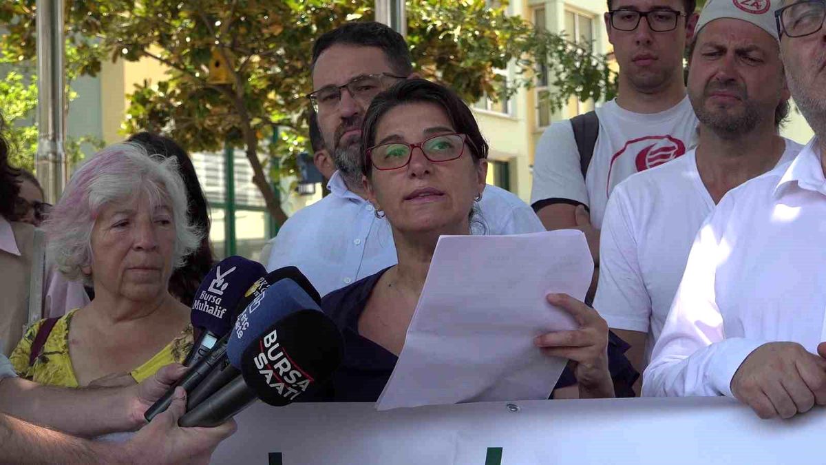 Bursa'da kızıl geyik av ihalesine geyik kostümlü protesto