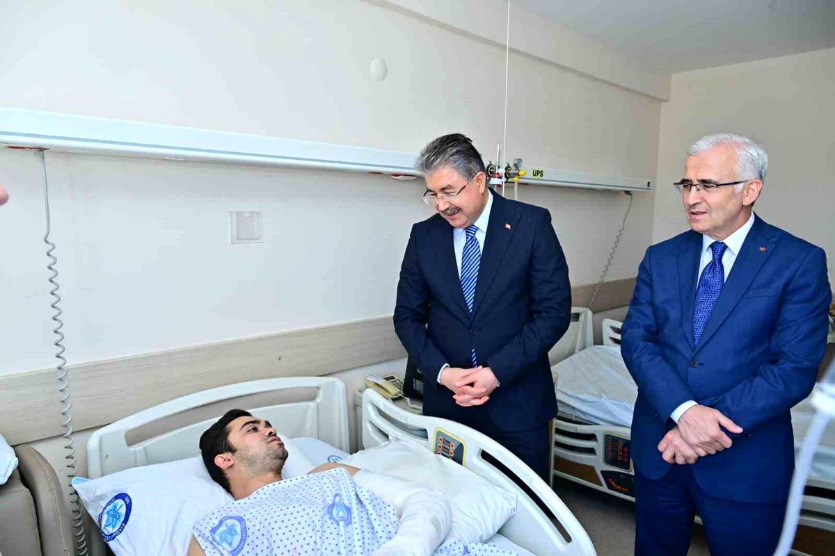 Vali Erdinç Yılmaz'dan yaralı itfaiyecilere ziyaret