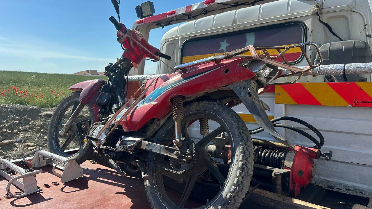 Plakasız motosiklet kullanan ehliyetsiz sürücü üzerinde uyuşturucuyla yakalandı