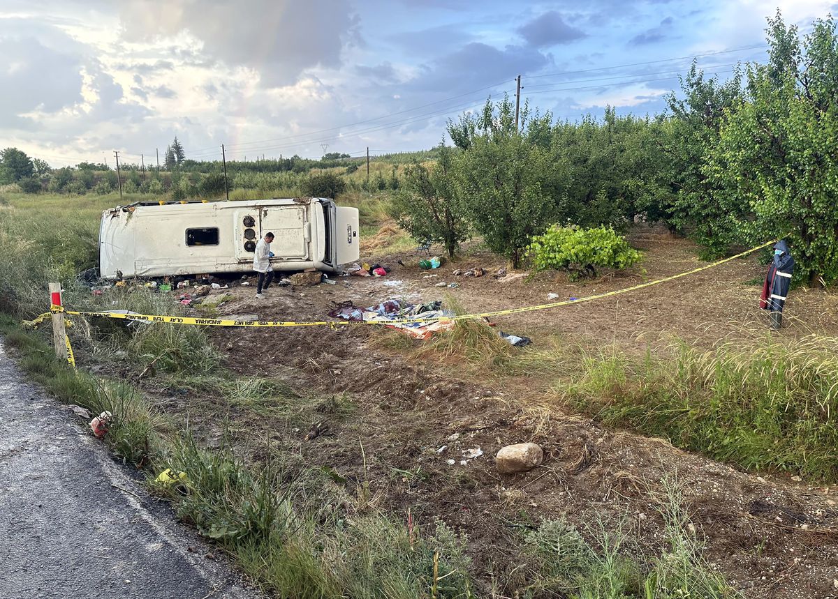 Tur midibüsü şarampole devrildi: 4 ölü, 26 yaralı