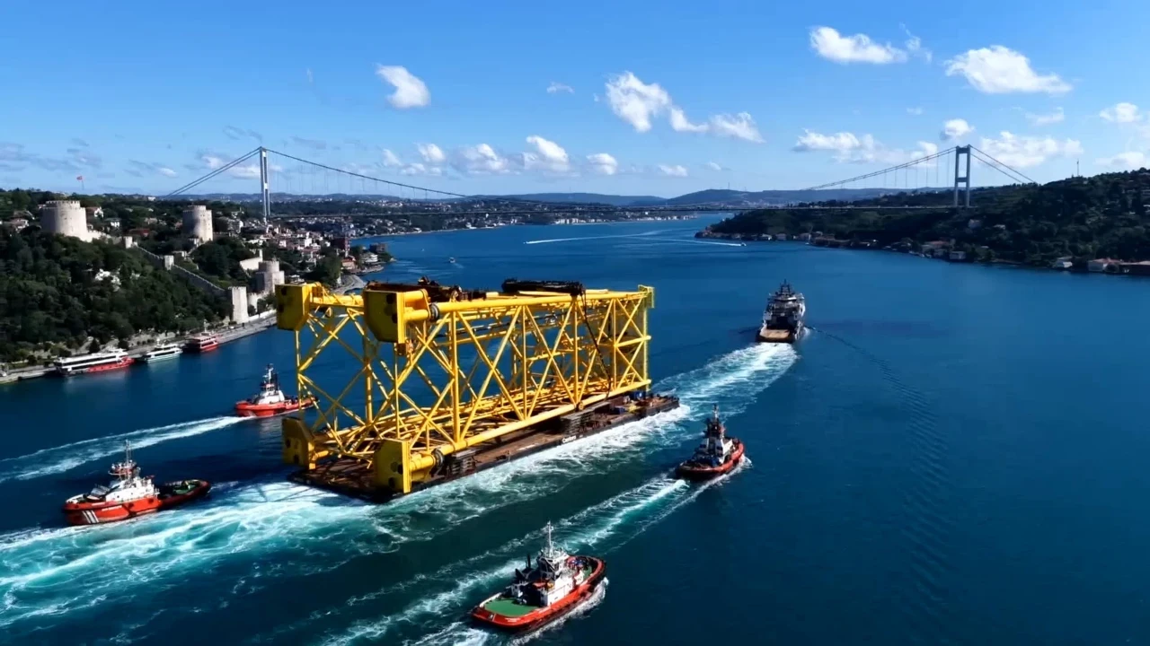 Romanya'ya giden 350 metrelik sondaj platform iskelesi İstanbul Boğazı'ndan geçti