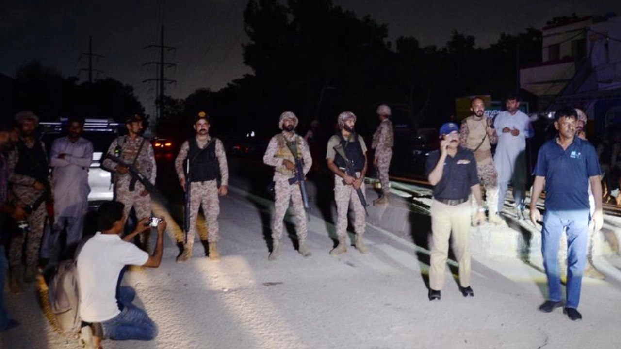 Pakistan'da askeri karargaha bombalı araçla saldırı: 3 ölü