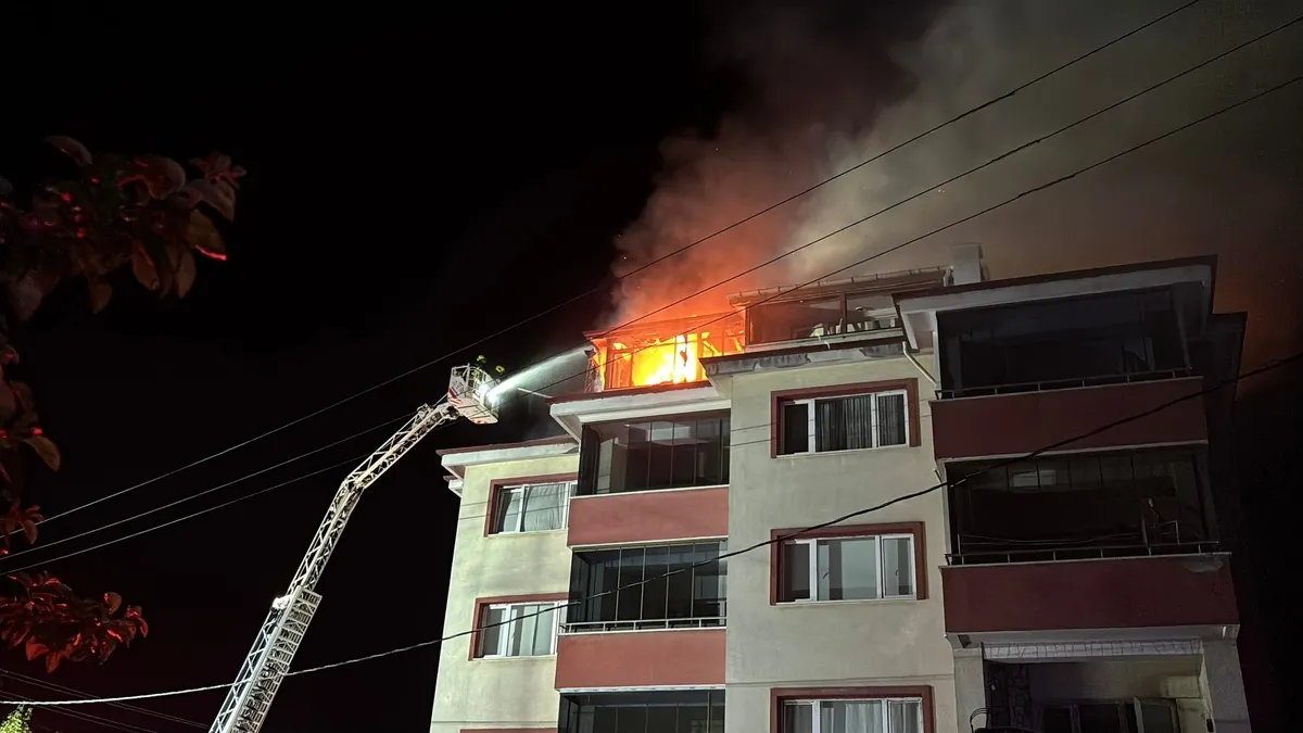 Bolu'da tadilat yapılan binanın çatısında yangın