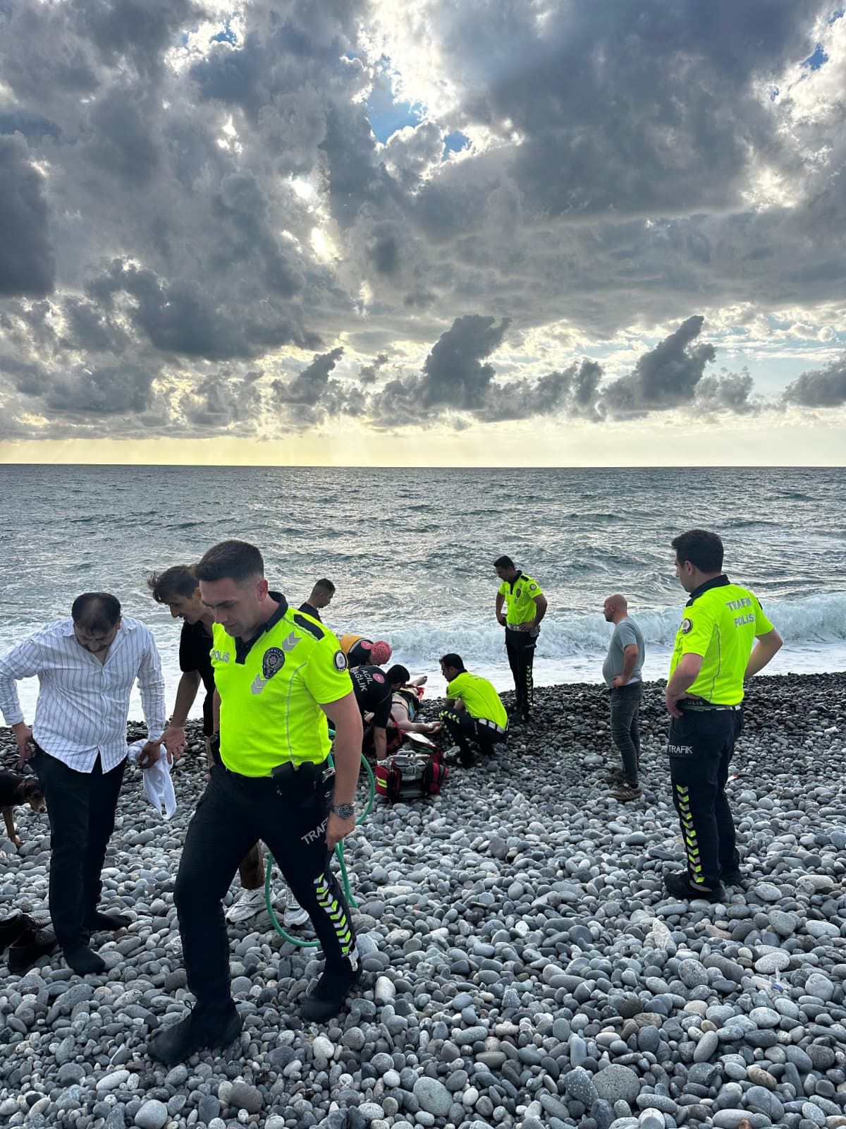 Hopa'da denizde boğulma tehlikesi geçiren asteğmen trafik polisleri tarafından kurtarıldı