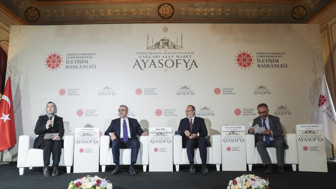 "Fethin Nişanesi, Medeniyetin Kalbi: Çağları Aşan Mabet Ayasofya" paneli düzenlendi