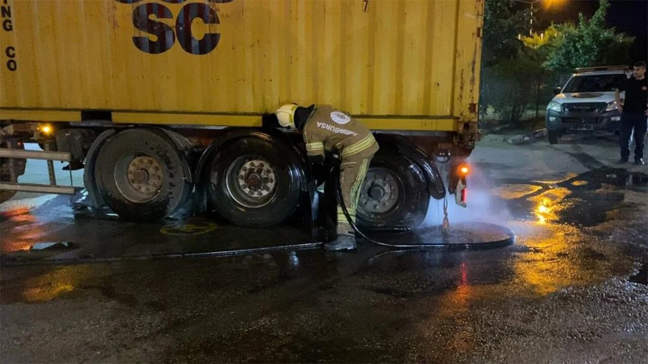 Lastiği tutuşup yangın çıkan tırı 10 kilometre sürüp itfaiyeye yetiştirdi