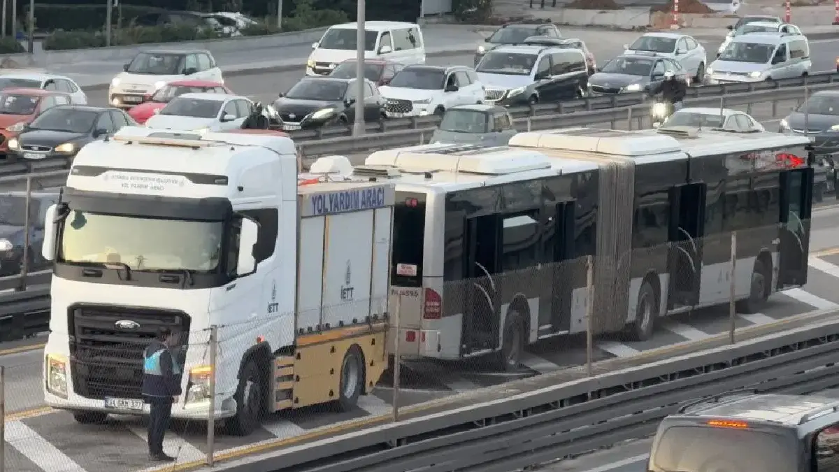 Avcılar'da metrobüste yangın! Yolcular tahliye edildi