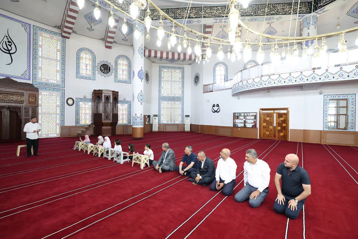 Prof. Dr. Gülçin, yaz tatilini hem manevi hem de sosyal yönden verimli değerlendiren çocukları tebrik etti.