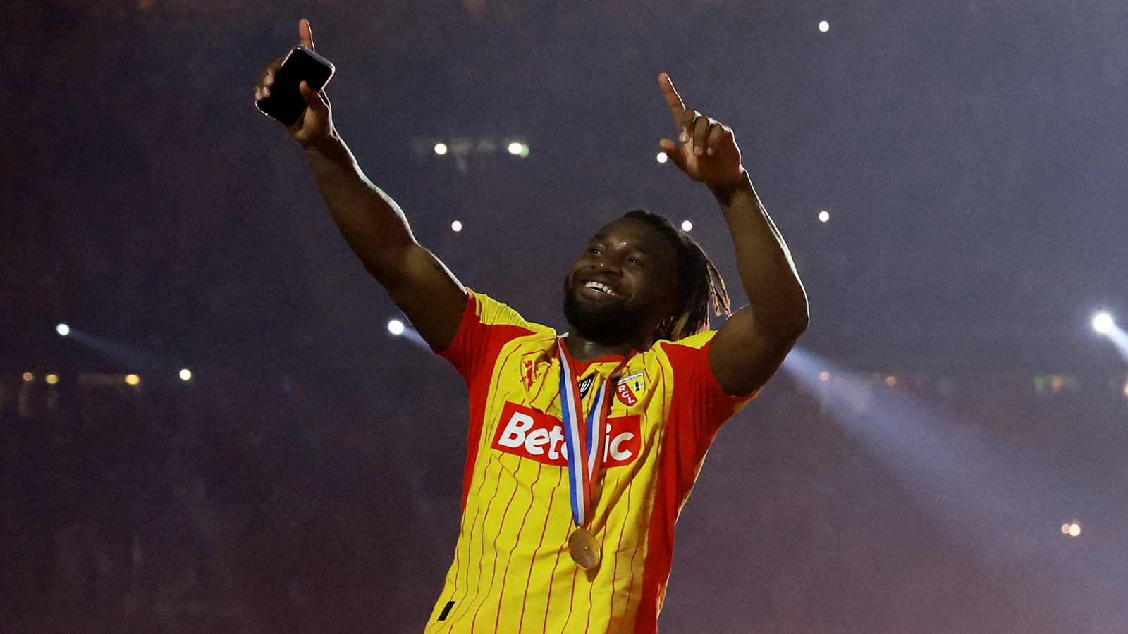 Saint-Maximin veda etti! Wilfried Zaha'nın yerine gidiyor