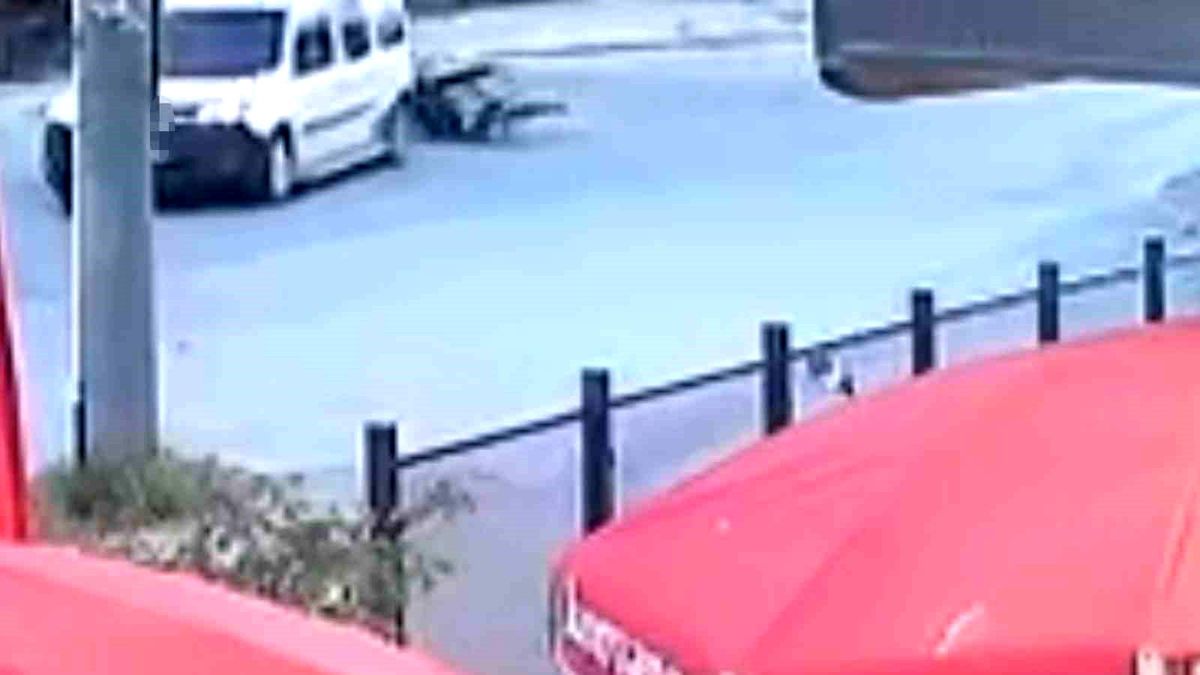 Hafif ticari araç ile çarpışan motosikletin sürücüsü yaralandı