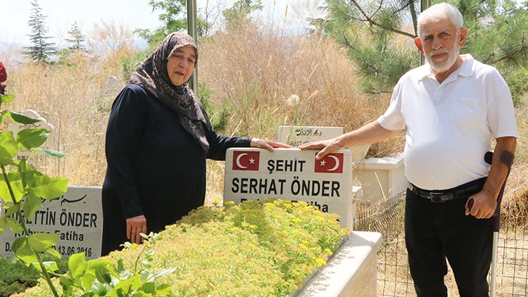 Şehit evlatlarının kabrine yakın olmak için hayatlarını köyde kurdular